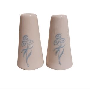 VINTAGE MID-CENTURY BLUE & WHITE CERAMIC CORNFLOWER SALT & PEPPER SHAKER SET 💙